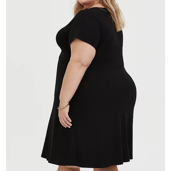 4X - Torrid | BLACK RIB TWIST FRONT SKATER DRESS - Picture 3 of 4
